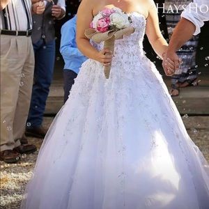 Ball gown wedding dress